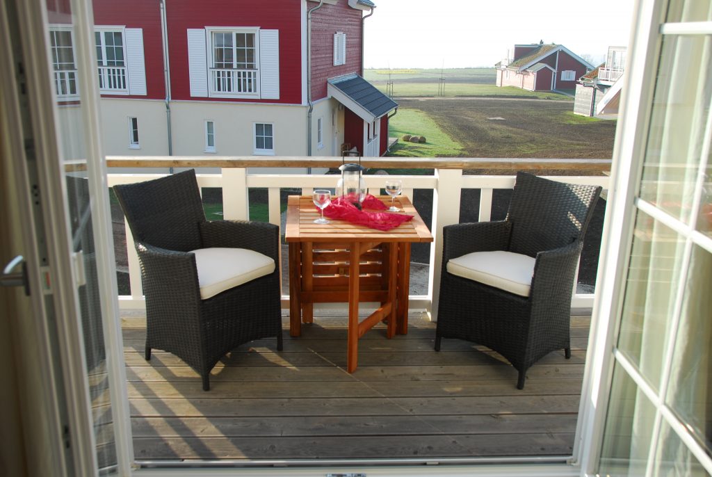 Balkon des Ferienhauses Ostseebrise in Sierksdorf mit Sitzgruppe und Blick nach draußen