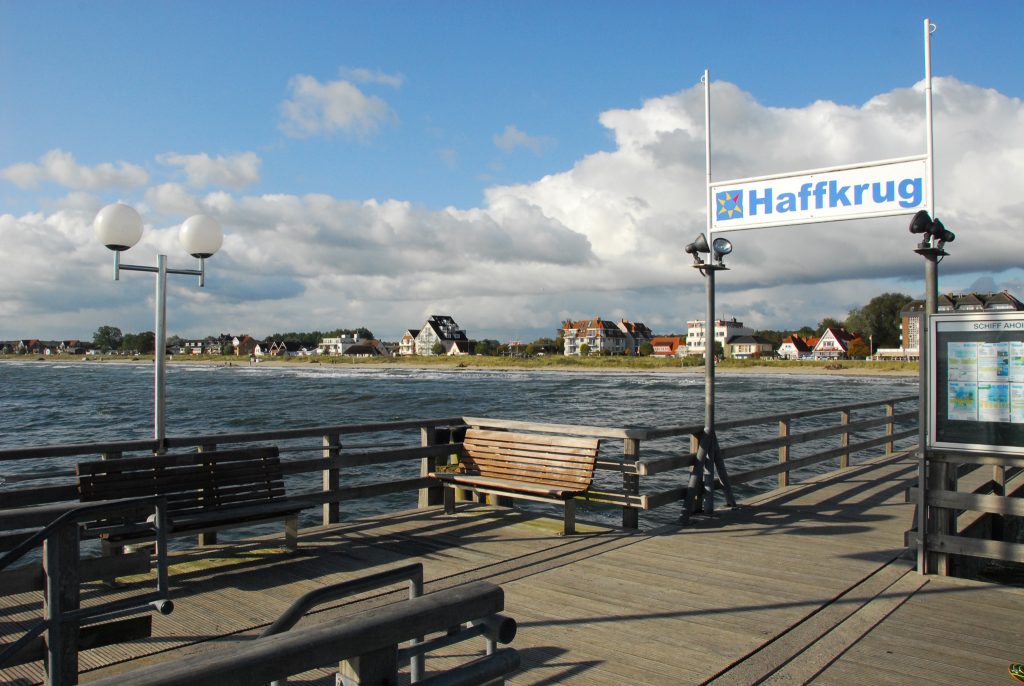Blick von der alten Seebrücke in Haffkrug über die Ostsee auf den Küstenort Haffkrug