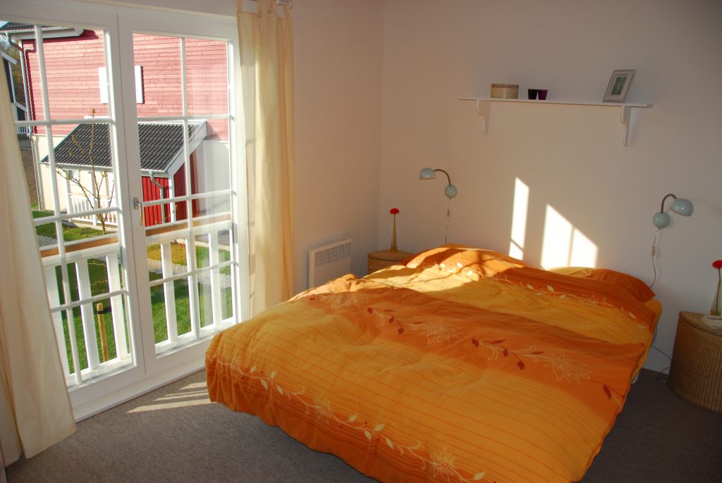 Gemütliches Schlafzimmer im ersten Stock des Ferienhauses Ostseebrise mit Doppelbett