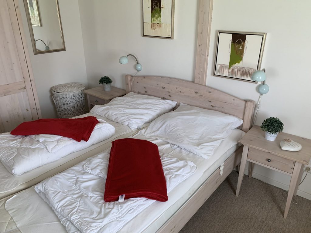 Gemütliches Schlafzimmer im Erdgeschoss des Ferienhauses Ostseebrise mit Doppelbett