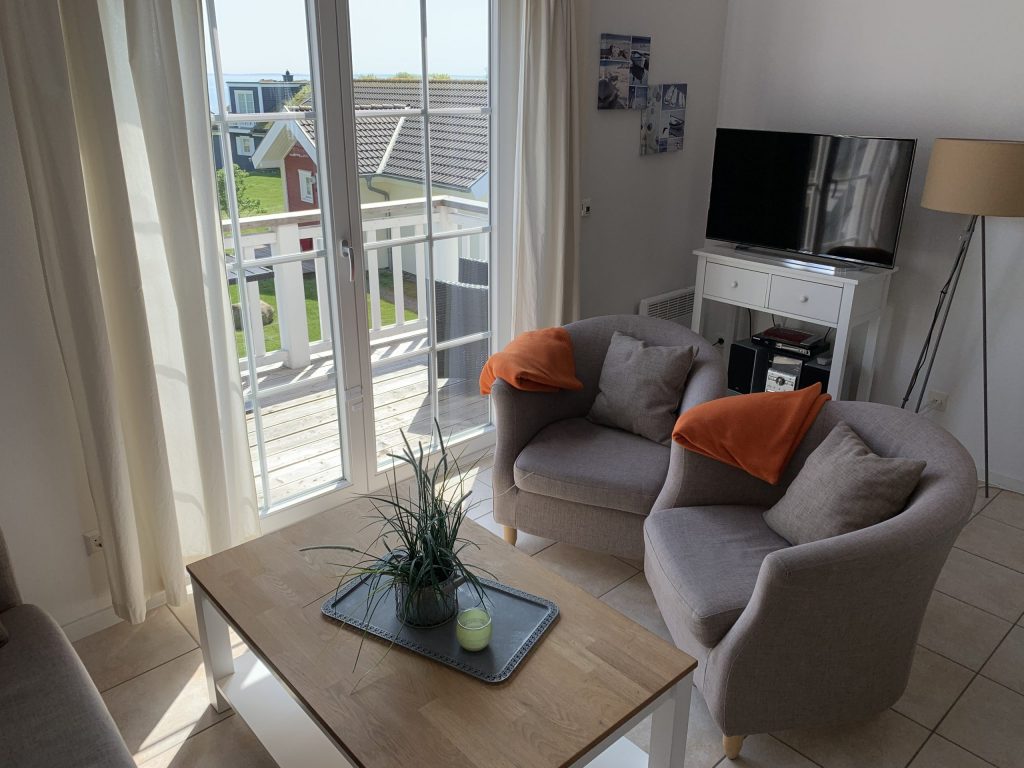 Wohnzimmer im ersten Stock des Ferienhauses Ostseebrise mit Balkon und Ostseeblick