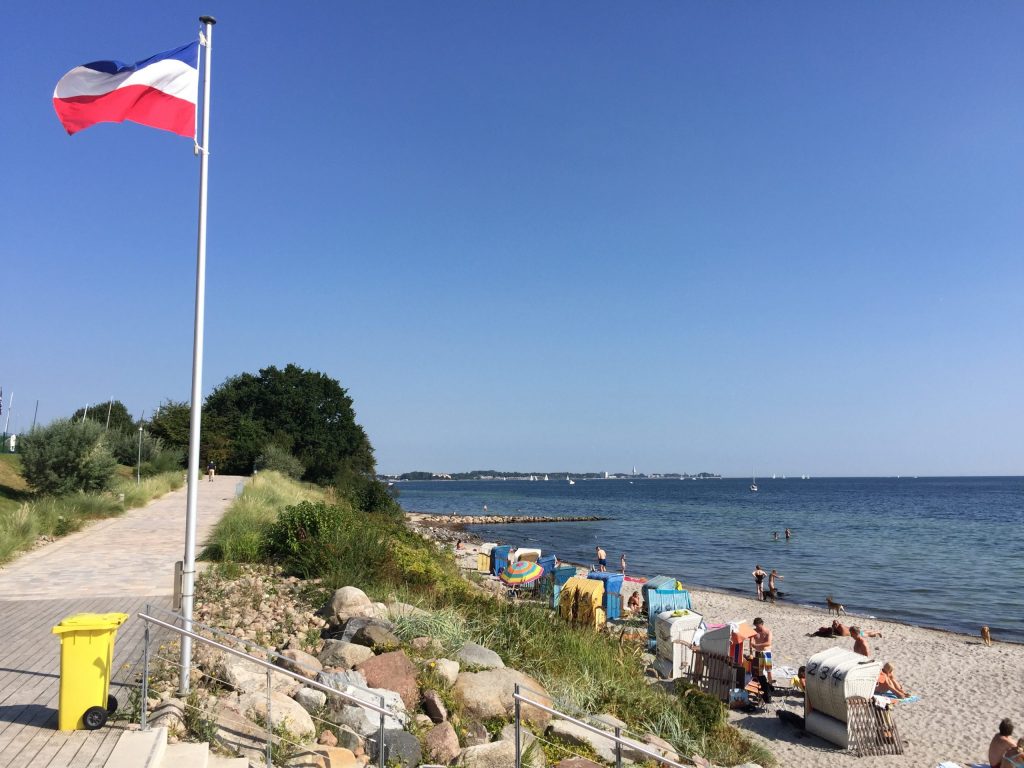 Strand und Ostsee bei Sierksdorf mit Schleswig-Holstein-Flagge